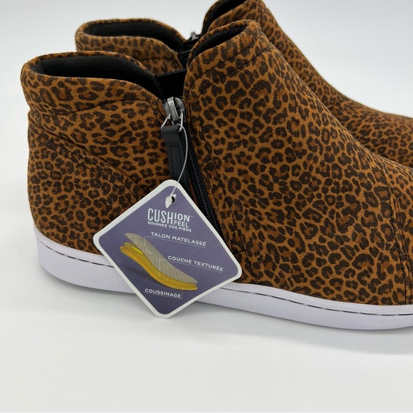 Clarks Pawley Adwin Suede Hi-Top Sneaker - Picture 3 of 9